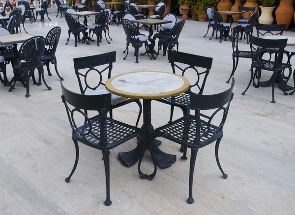 Tisch und Stühle im Freien — Stockfoto