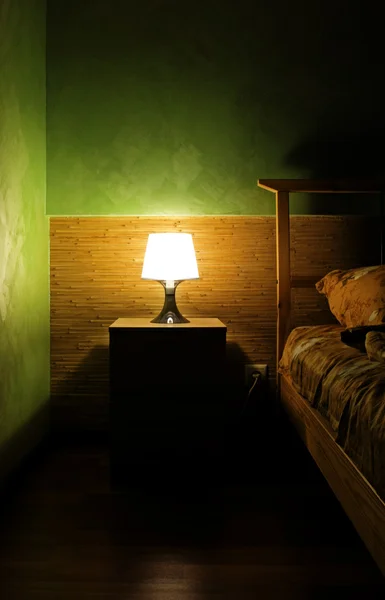 Lámpara en un dormitorio — Foto de Stock