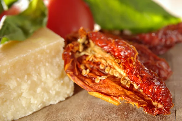 地中海烹饪与干的番茄 罗勒和干酪 — 图库照片