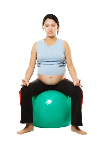 Mujer embarazada meditando —  Fotos de Stock