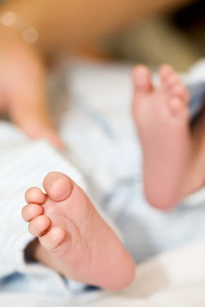 Una Inyección Los Pies Bebé Recién Nacido — Foto de Stock