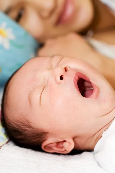 眠っている赤ちゃんを見て笑顔の母 — ストック写真