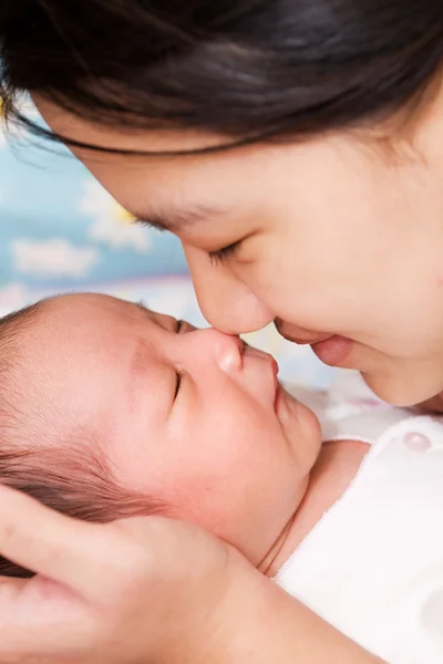 Ázsiai Anya Megcsókolta Alvó Kisfiú — Stock Fotó