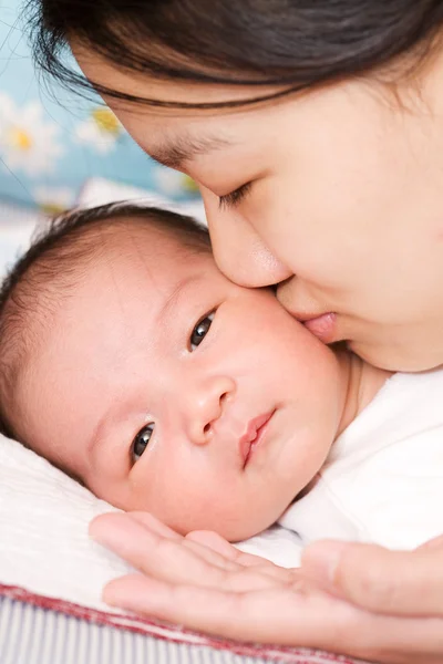 Uma Mãe Asiática Beijando Seu Bebê Menino — Fotografia de Stock