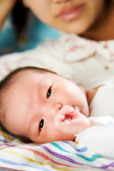 Yeni Doğan Bebeğinin Parmağını Emen Izlerken Bir Anne — Stok fotoğraf