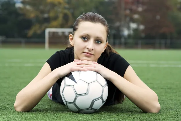 Uma Bela Menina Descansando Uma Bola Futebol — Fotografia de Stock