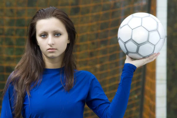 Портрет Красивой Молодой Девушки Несущей Футбольный Мяч — стоковое фото