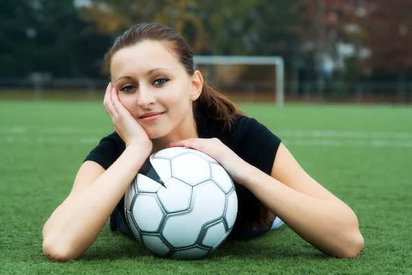 Красивый Футболист Отдыхающий Футбольном Мяче — стоковое фото