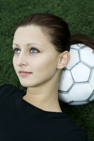Красивая Девушка Отдыхает Футбольном Мяче — стоковое фото