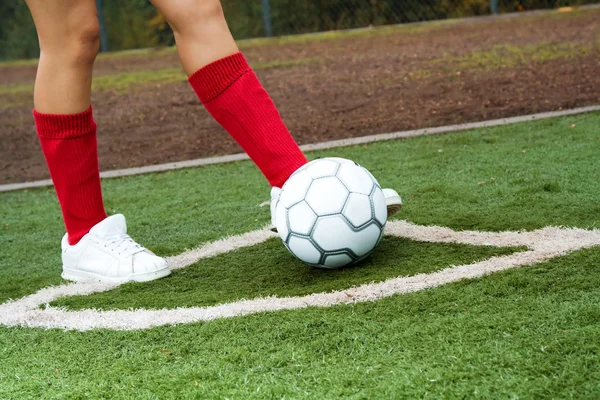 Vértes Lövés Egy Női Futball Játékos Sarokba Rúg — Stock Fotó
