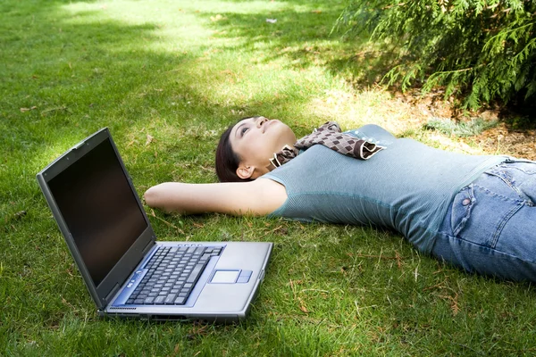 Estudante Universitário Fazendo Uma Pausa Relaxando Parque — Fotografia de Stock