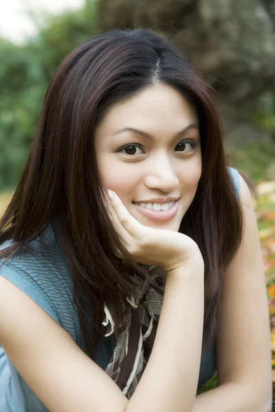 一个漂亮的亚洲女孩在公园的一幅肖像 — 图库照片