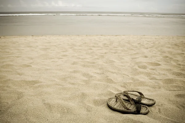 Ένα Ζευγάρι Σανδάλια Και Γυαλιά Ηλίου Μια Γαλήνια Παραλία — Φωτογραφία Αρχείου