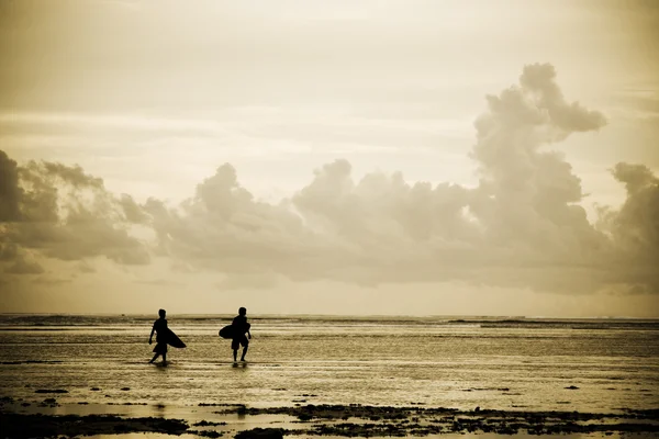 Sahilde sörfçüler — Stok fotoğraf