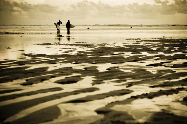 Серфери на пляжі — стокове фото