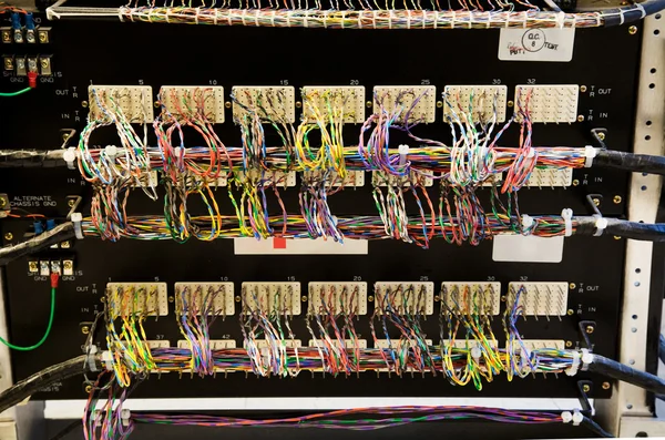 Eine Aufnahme Eines Bündels Von Netzwerkkabeln Einem Panel — Stockfoto