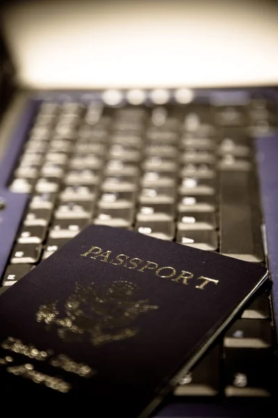 Una Foto Pasaporte Ordenador Portátil Puede Utilizar Para Concepto Reserva —  Fotos de Stock