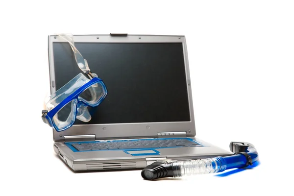 Isolerad Skott Laptop Och Snorkelutrustning — Stockfoto