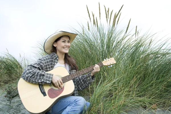 Eine Aufnahme Einer Schönen Frau Die Draußen Strand Gitarre Spielt — Stockfoto