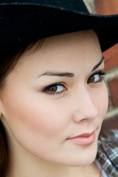 Портрет Красивой Молодой Женщины Стены Красного Кирпича — стоковое фото