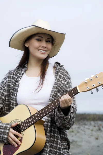Gitar Açık Oynayan Güzel Genç Bir Kadın Portresi — Stok fotoğraf
