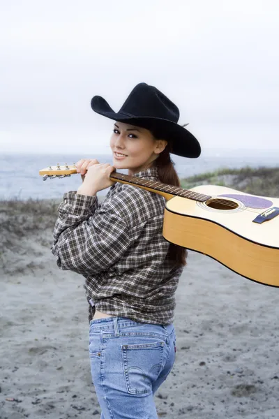 Disparo Una Hermosa Mujer Cargando Una Guitarra Playa —  Fotos de Stock