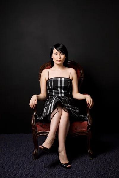 Módní Shot Krásná Žena Sedící Židli Vinobraní — Stock fotografie