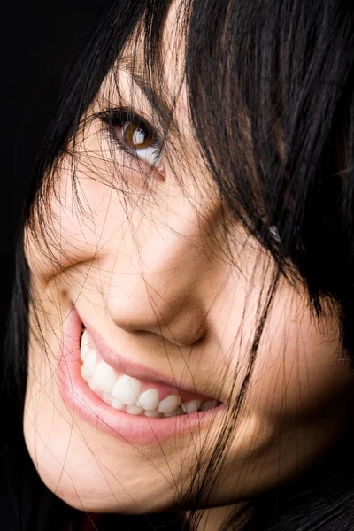 Kieliszek Piękną Kobietą Uśmiechnięta Szczęśliwa — Zdjęcie stockowe