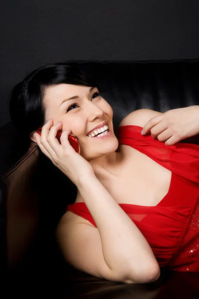 Uma Bela Jovem Mulher Vestido Vermelho Falando Telefone Enquanto Relaxa — Fotografia de Stock