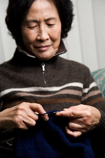 Starší žena, pletení — Stock fotografie