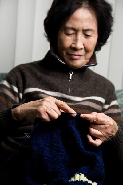 Senior woman knitting — Stock Photo, Image