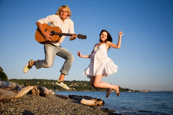 Saltando casal na felicidade — Fotografia de Stock