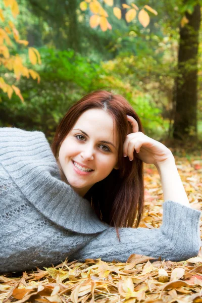 Mooie herfst Kaukasische meisje — Stockfoto