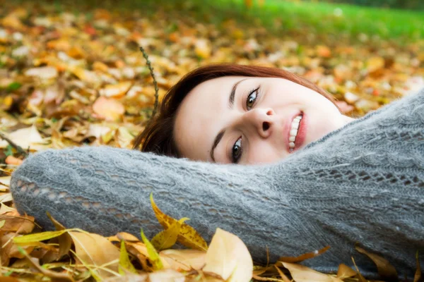 Menina caucasiana na temporada de outono — Fotografia de Stock