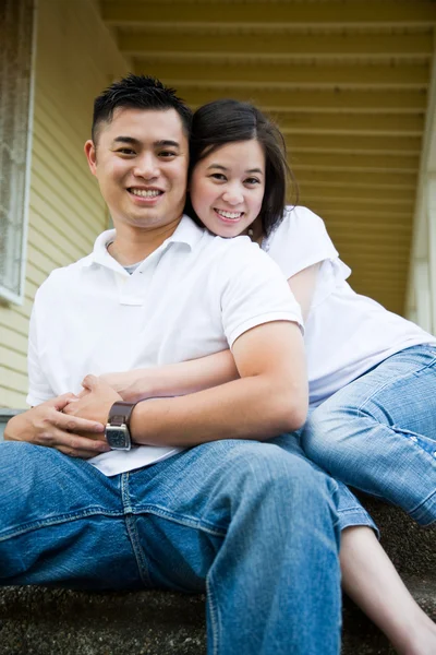 Szczęśliwa azjatycka para — Zdjęcie stockowe