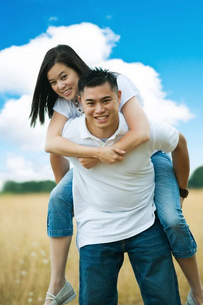 Felice coppia asiatica — Foto Stock