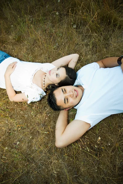Feliz e romântico asiático casal — Fotografia de Stock