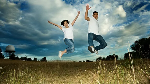 Asiatico coppia jumping in joy — Foto Stock