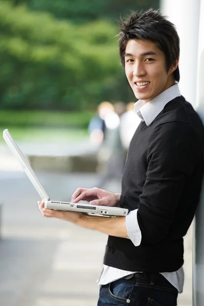 Asiático estudante com laptop — Fotografia de Stock