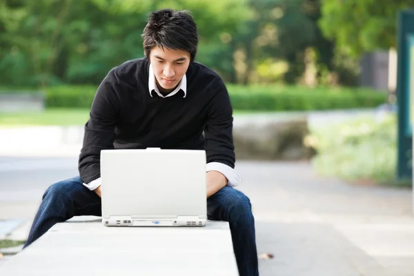 Azjatyckich studentów z laptopa — Zdjęcie stockowe