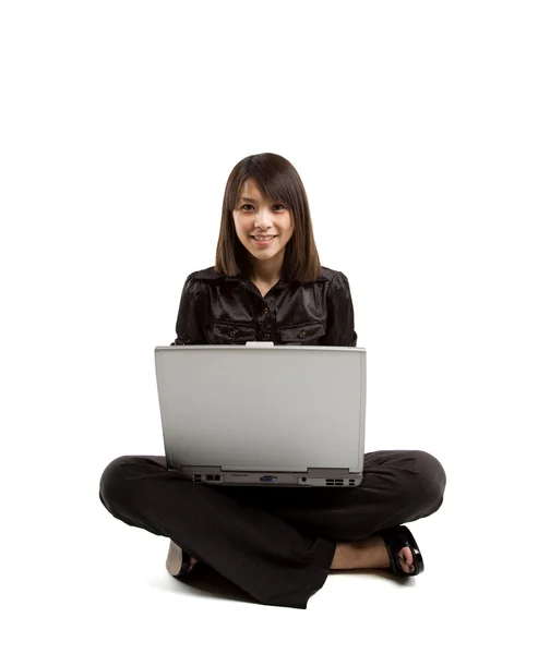 Mulher asiática e laptop — Fotografia de Stock