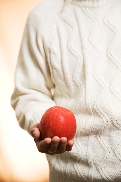 Trzyma jabłko — Zdjęcie stockowe