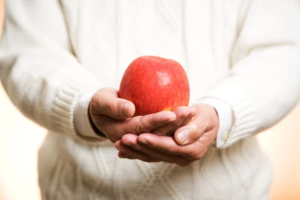 Segurando uma maçã — Fotografia de Stock