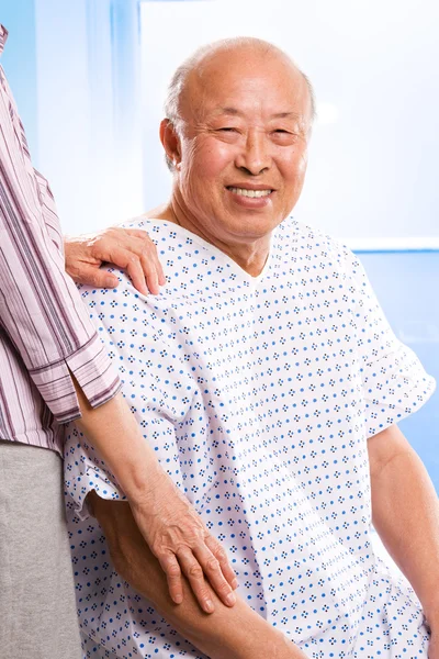Vanhempi aasialainen terveydenhuolto — kuvapankkivalokuva