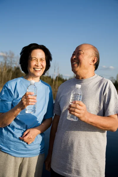 Веселая старшая азиатская пара — стоковое фото