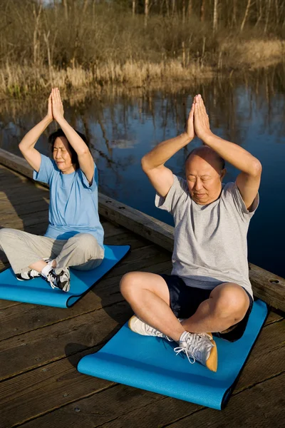 Sénior asiático casal exercitando — Fotografia de Stock