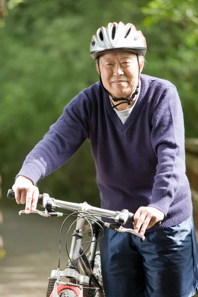Senior Aziatische fietsen — Stockfoto