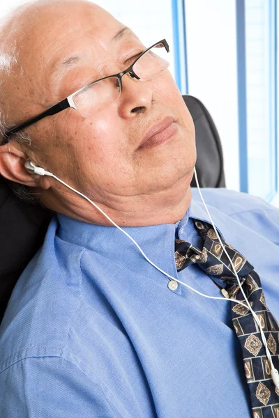 Entspannter Senior asiatischer Geschäftsmann — Stockfoto