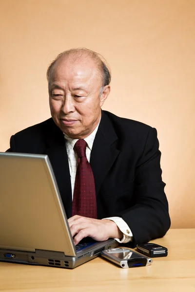 Arbetande asiatiska affärsman — Stockfoto