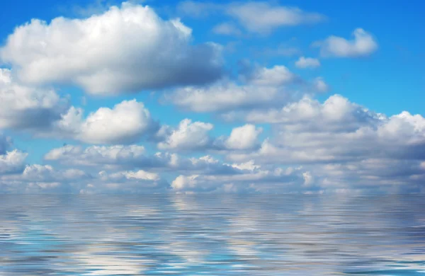 Indah langit musim panas dengan refleksi air — Stok Foto